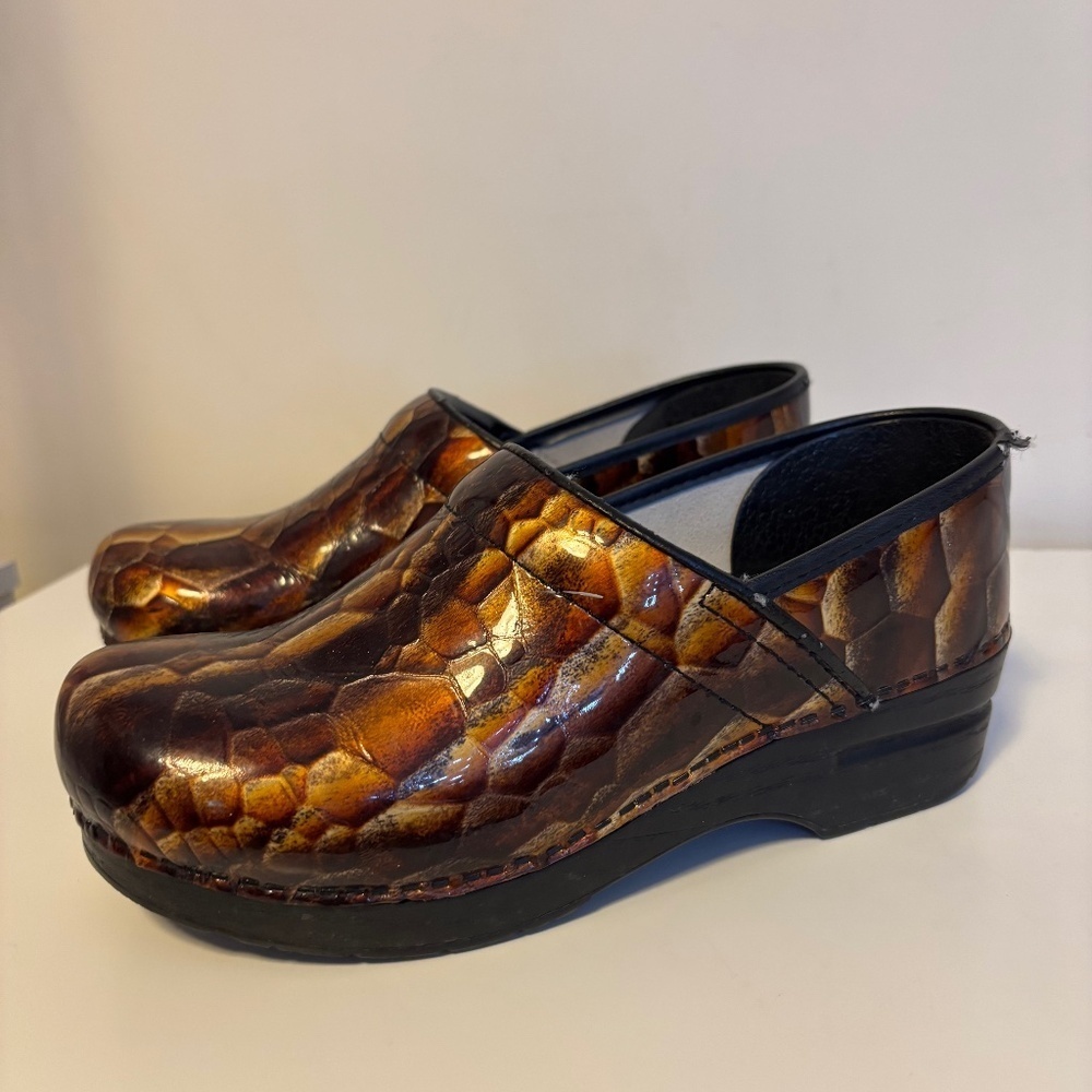 Dansko Patent Leather Clogs Embossed Brown Gold Tigers Eye Womens Shoe 39 US 8.5